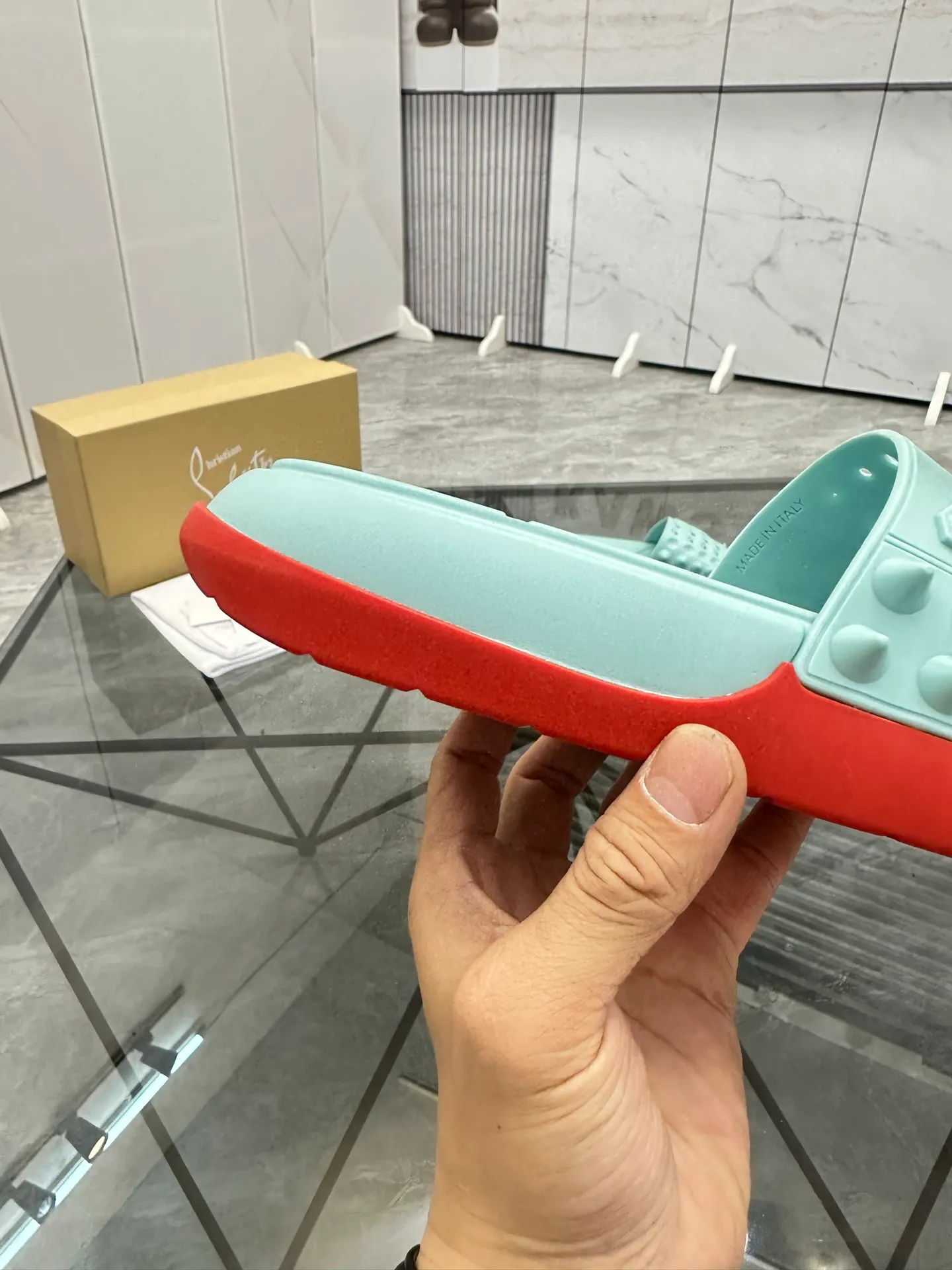 Men's shoes: 💰P300¥ Product trademark: CL red-soled shoes* "CL*" slippers Regular size: 38-44 (men's 45.46 can be customized) Product materials: imported cowhide upper, professional 5D craftsmanship, high-end rivets, sheepskin lining, original outsole. Number: 789